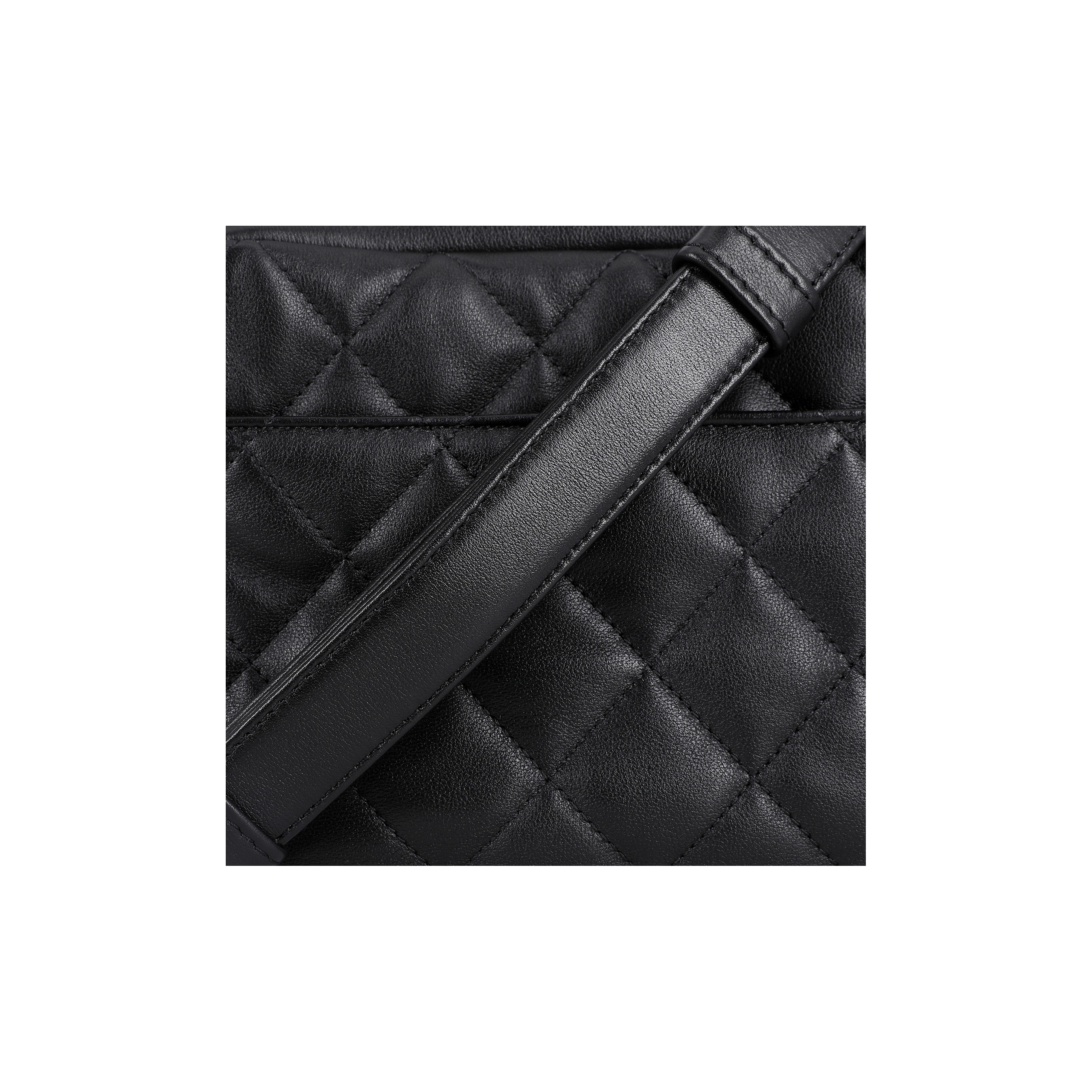 CHANEL 22c early spring messenger bag