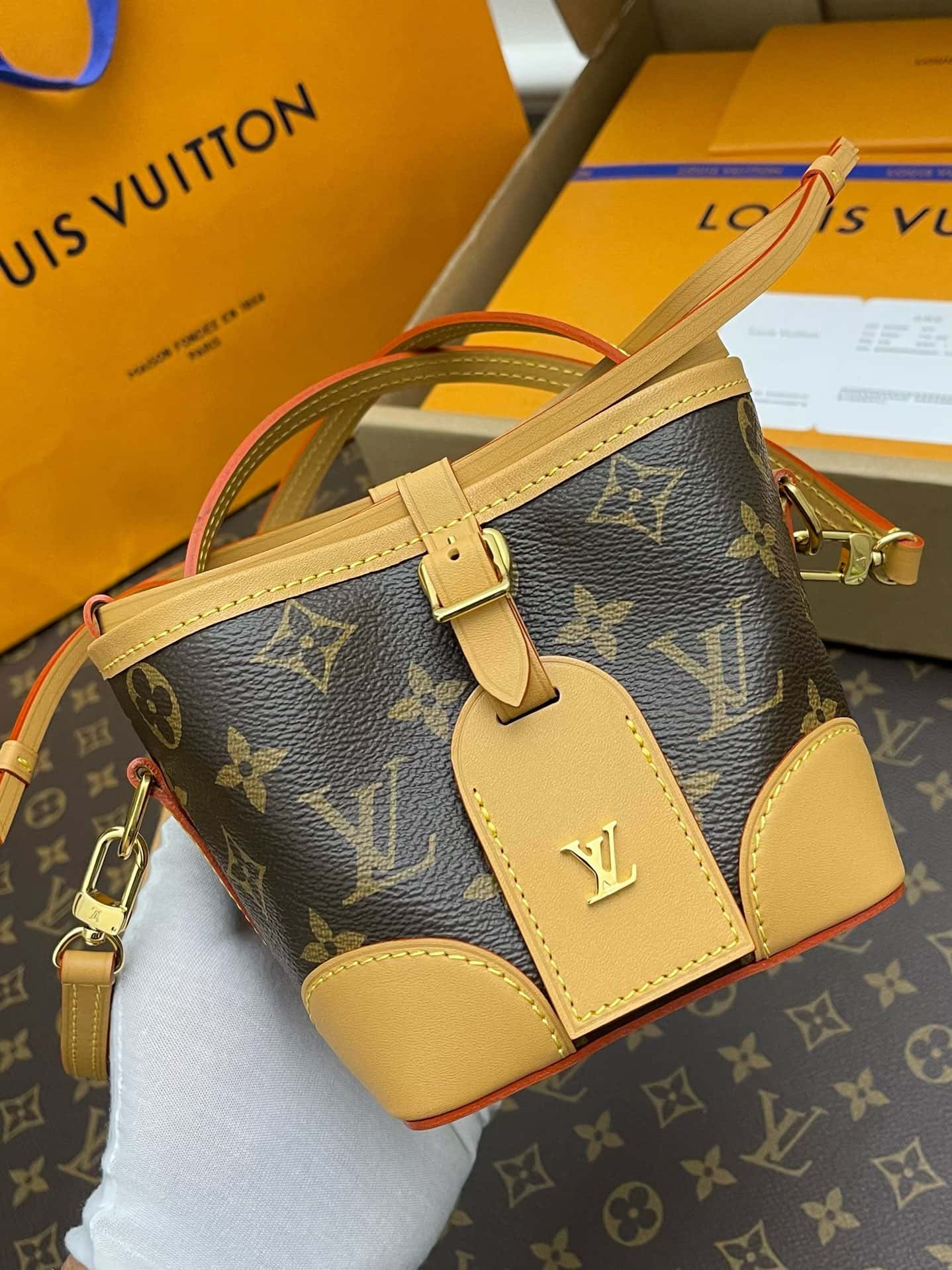 Louis Vuitton LV NOÉwallet bag